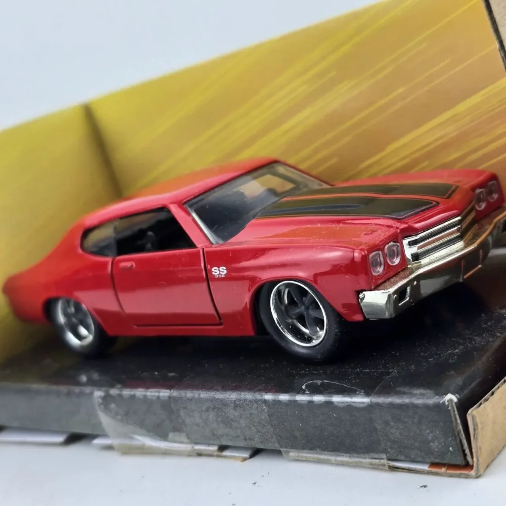 Modelo a escala de un Chevrolet Chevelle SS 396 rojo con franjas negras. by Remates Narvaja
