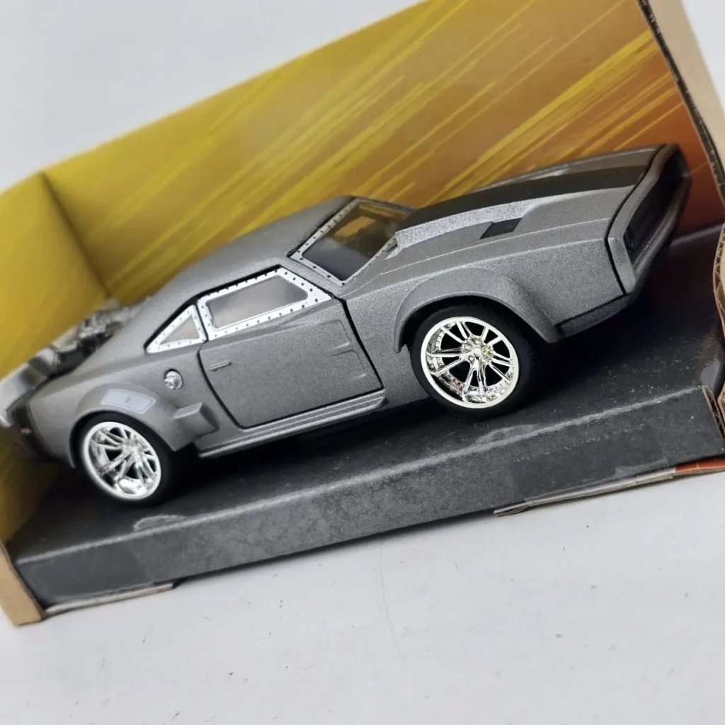 Modelo de coche die-cast gris tipo muscle car con ruedas cromadas en caja. by Remates Narvaja