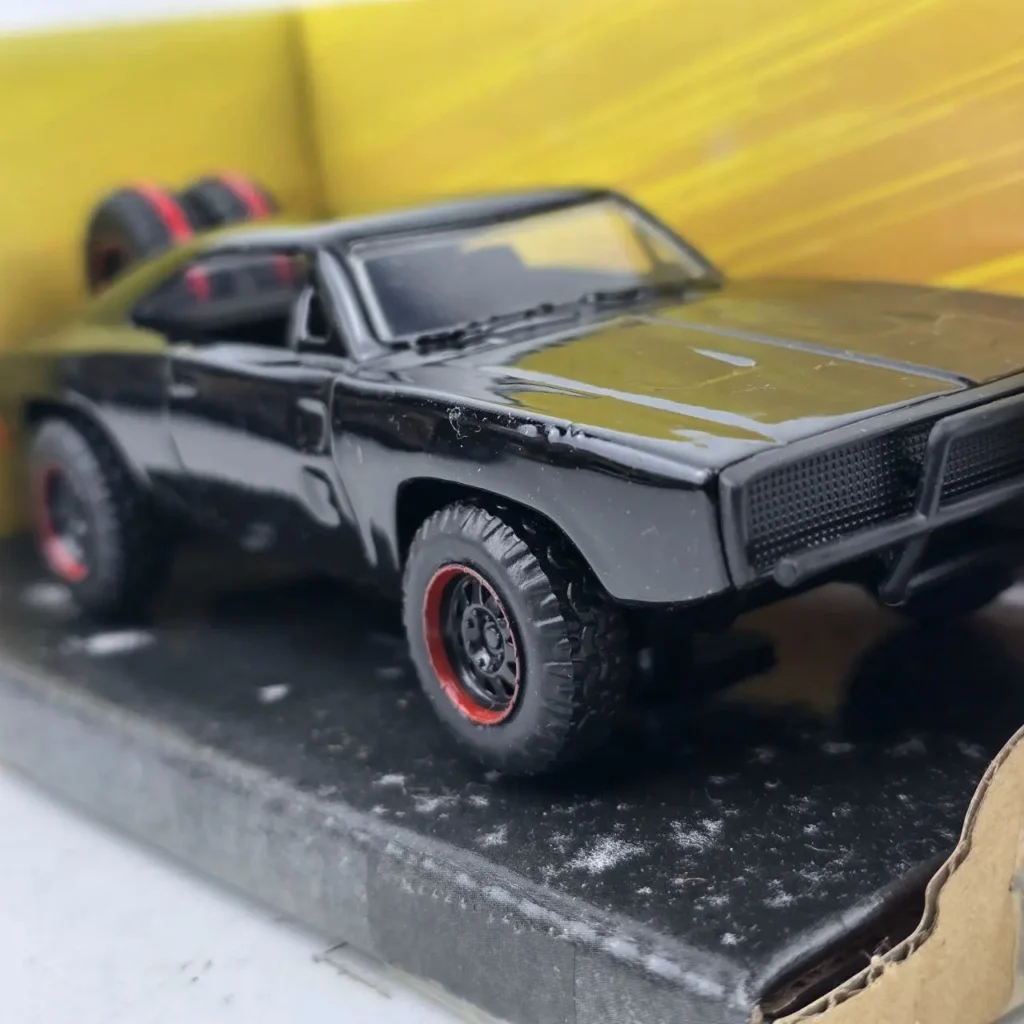 Coche a escala Dodge Charger negro de Rápidos y Furiosos con neumáticos todoterreno y llantas rojas. by Remates Narvaja