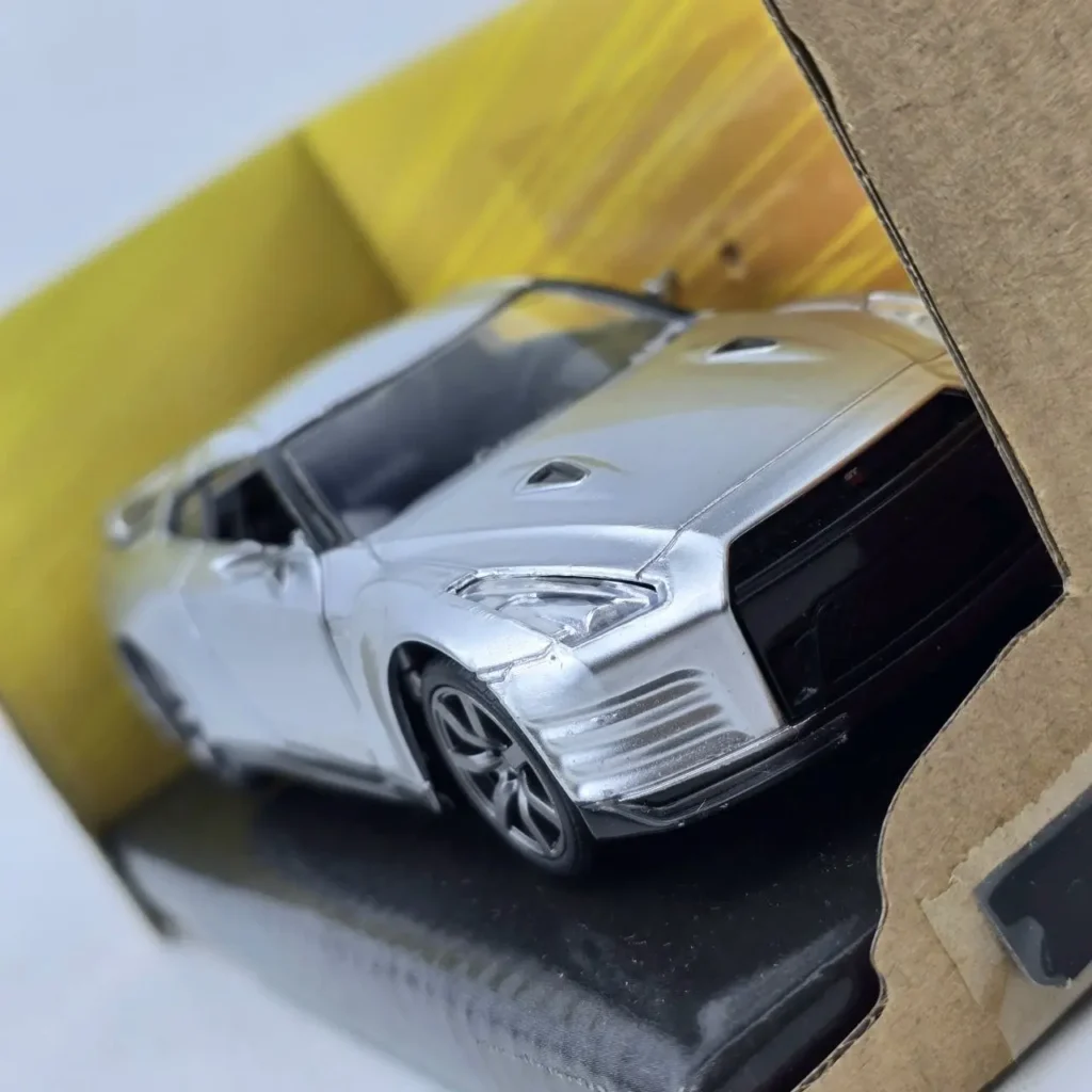 Coche de juguete Nissan GT-R plateado en su empaque. by Remates Narvaja