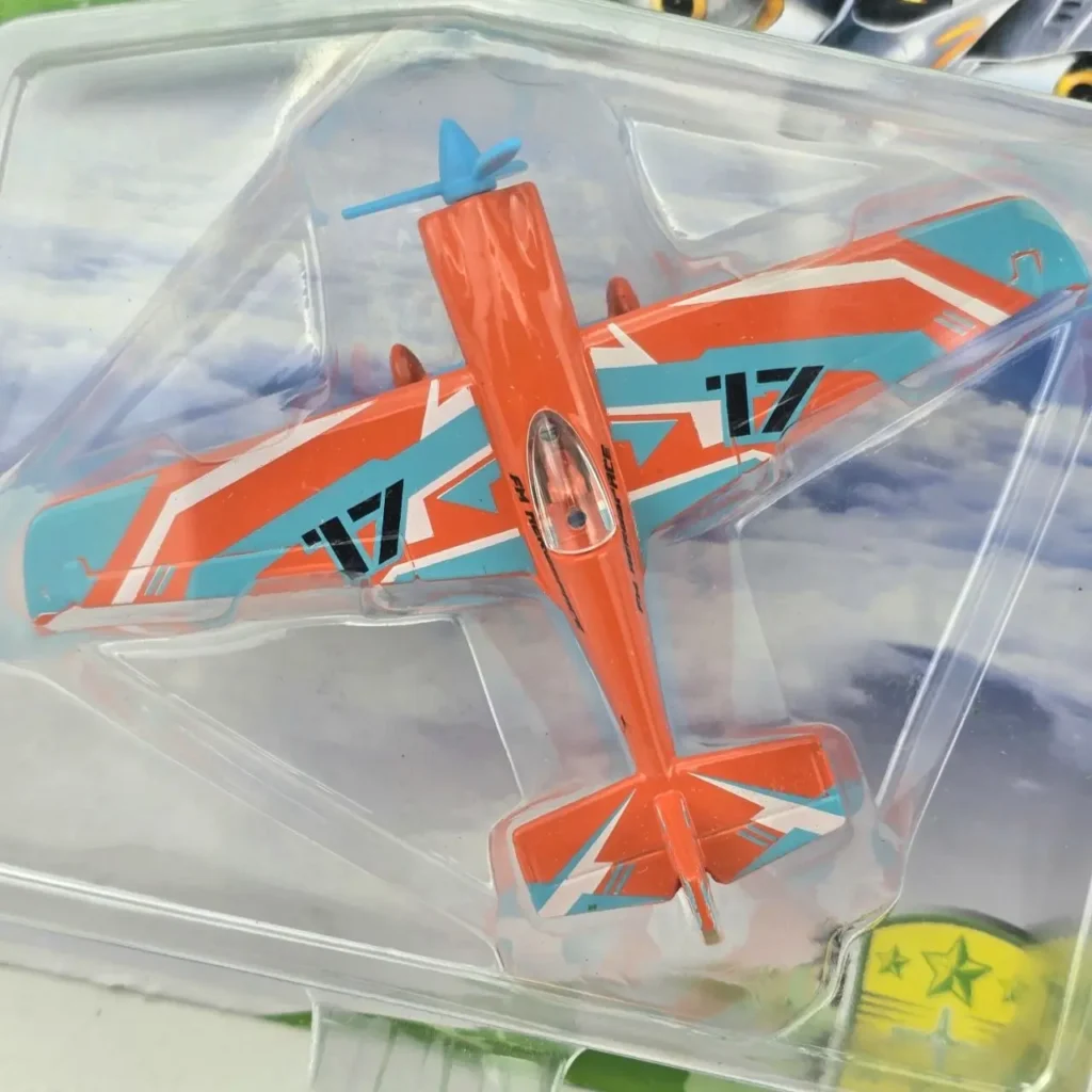 Avión de juguete naranja y azul con el número 17 en su empaque. by Remates Narvaja