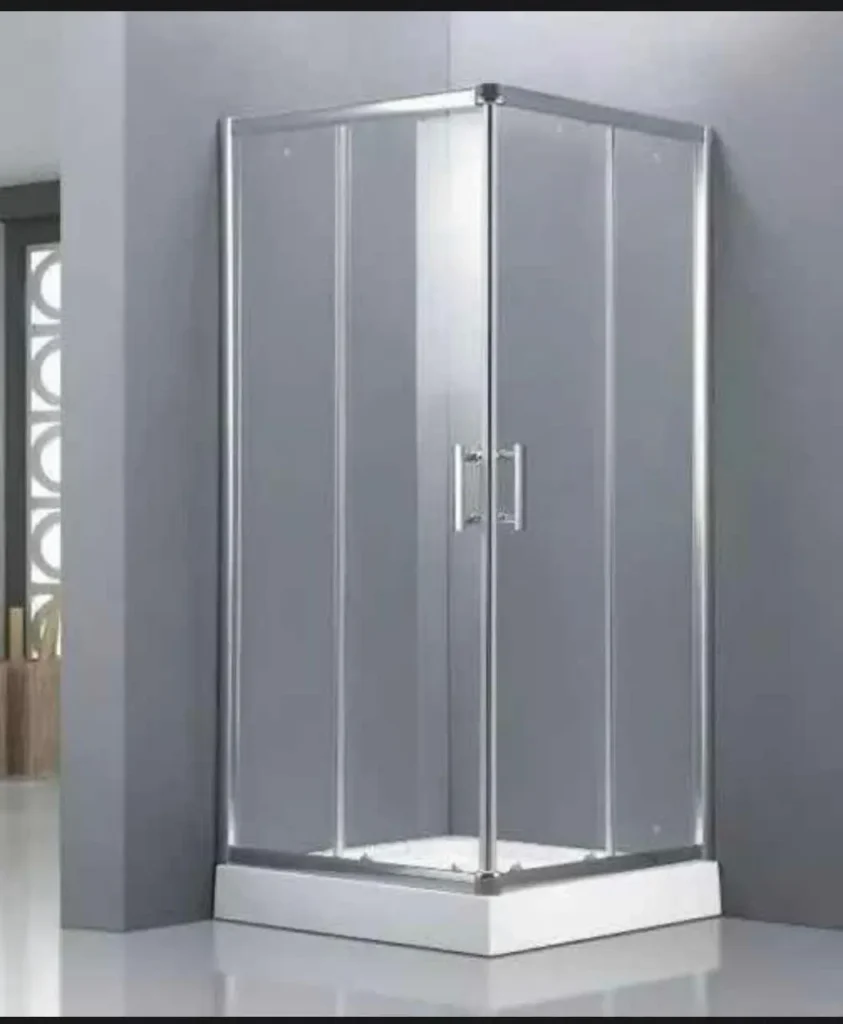 Mampara de ducha de esquina cuadrada con puertas correderas y perfil cromado. by Remates Narvaja