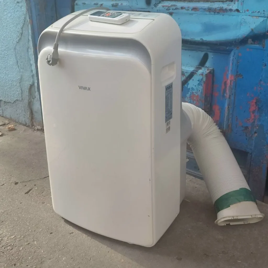 Aire acondicionado portátil Vivax blanco con mando a distancia. by Remates Narvaja
