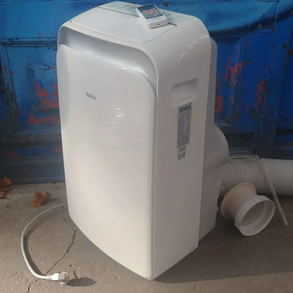 Aire acondicionado portátil Vivax blanco con mando a distancia y tubo de escape. by Remates Narvaja
