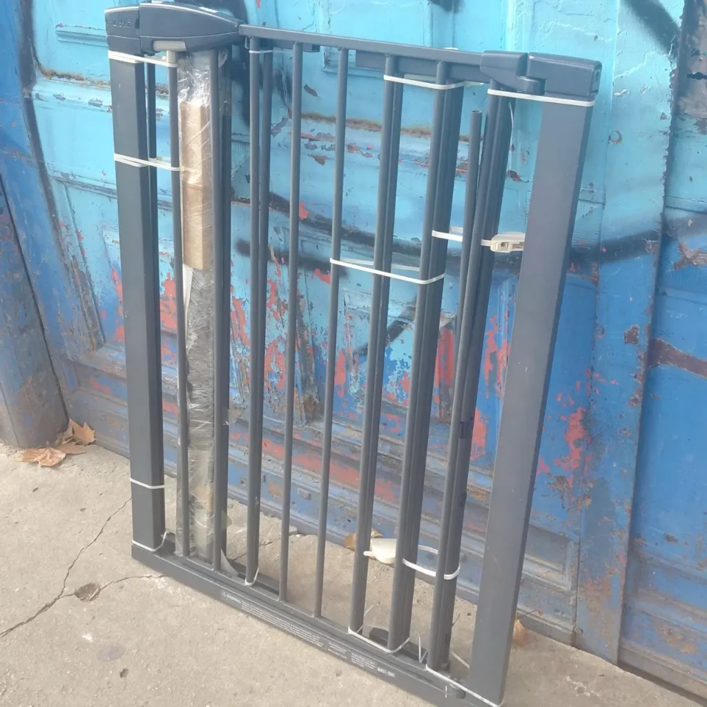 Puerta de seguridad para bebé o mascotas gris oscuro, nueva y atada. by Remates Narvaja