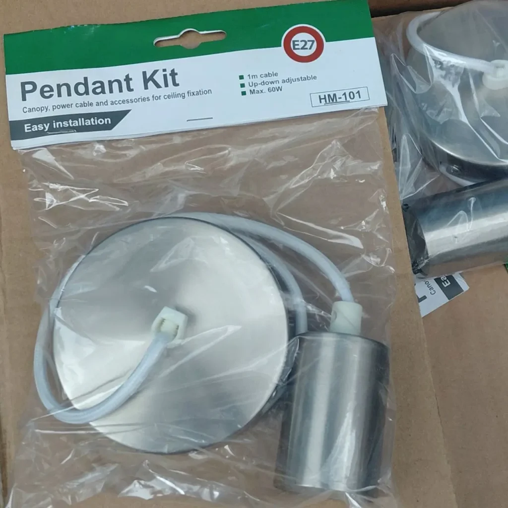 Kit de lámpara colgante E27 con acabado metálico cepillado y cable blanco, en su empaque. by Remates Narvaja