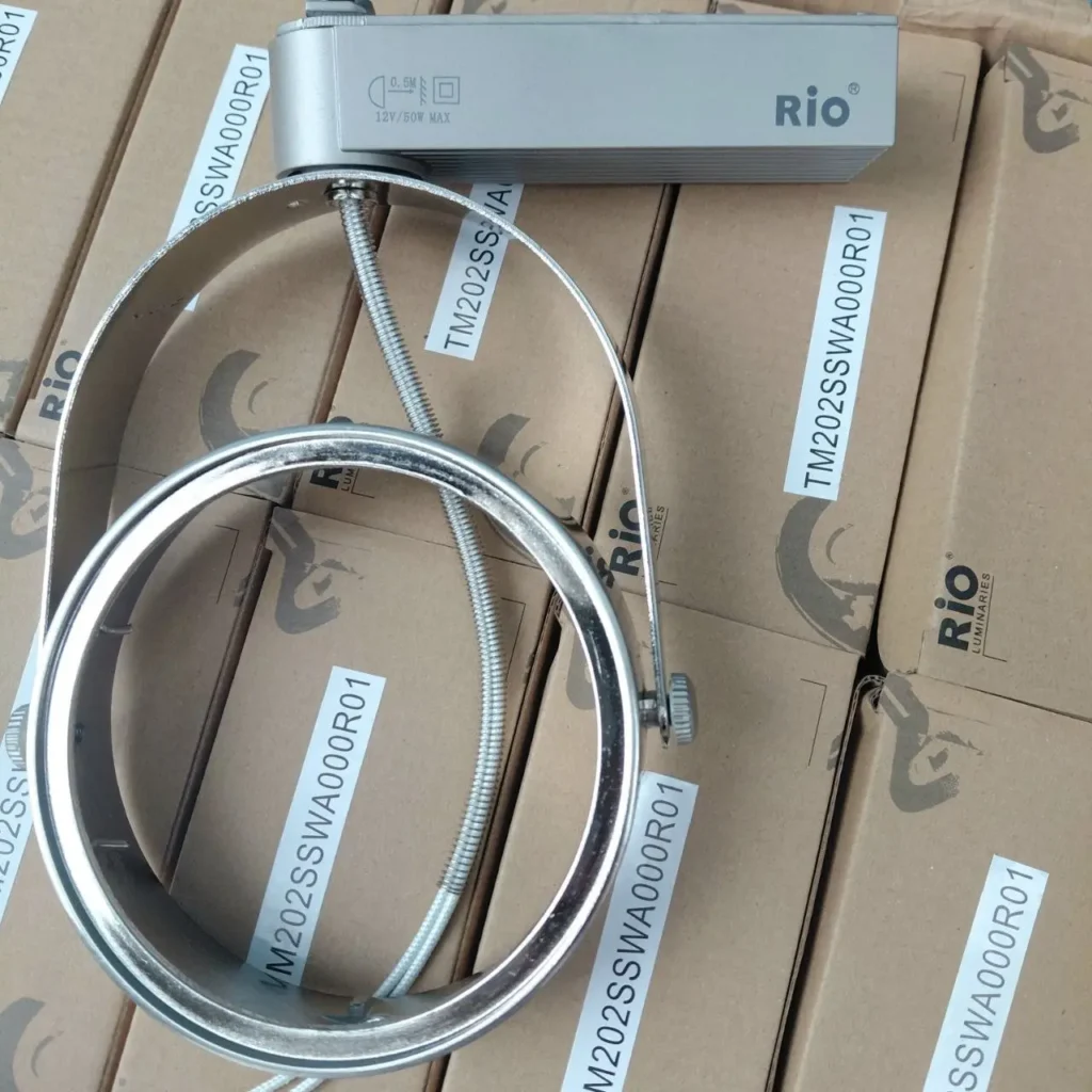 Controlador LED plateado Rio de 12V/50W MAX y aro de montaje metálico con conducto flexible, sobre cajas de productos Rio by Remates Narvaja