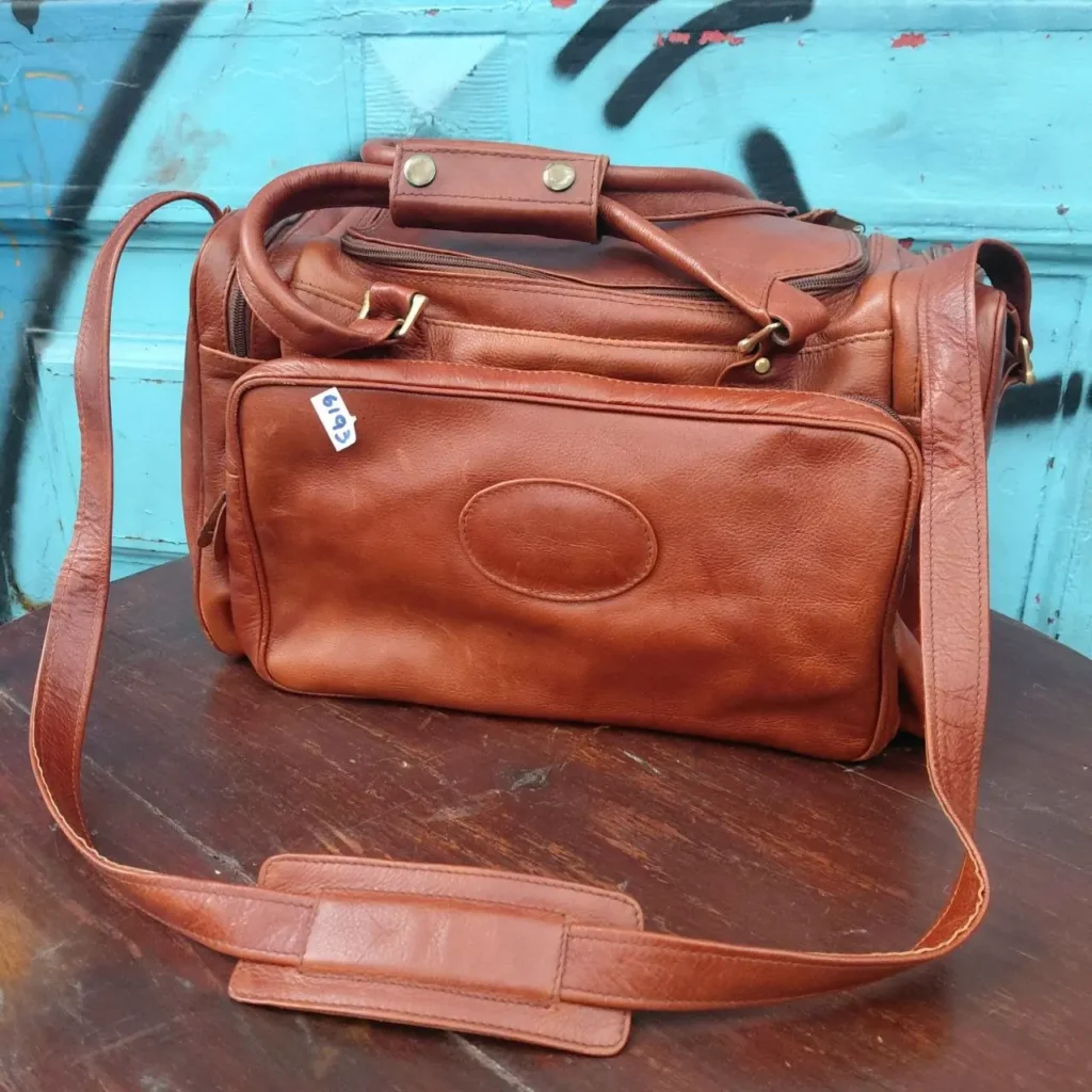 Bolso de viaje de cuero marrón vintage con correa. by Remates Narvaja