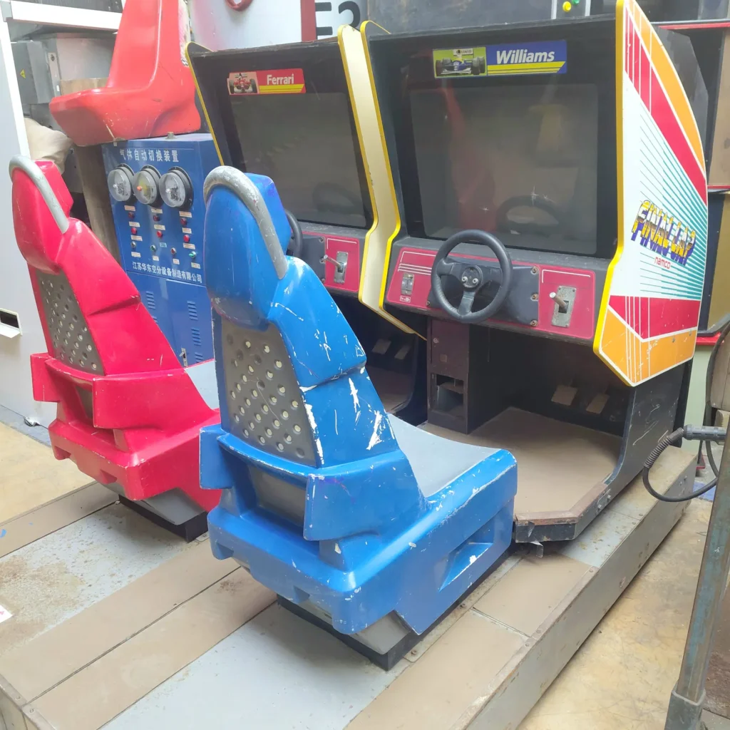 Dos máquinas arcade de carreras vintage, una roja y una azul, con temática de Fórmula 1 (Ferrari y Williams) y el juego Namco Final Lap by Remates Narvaja