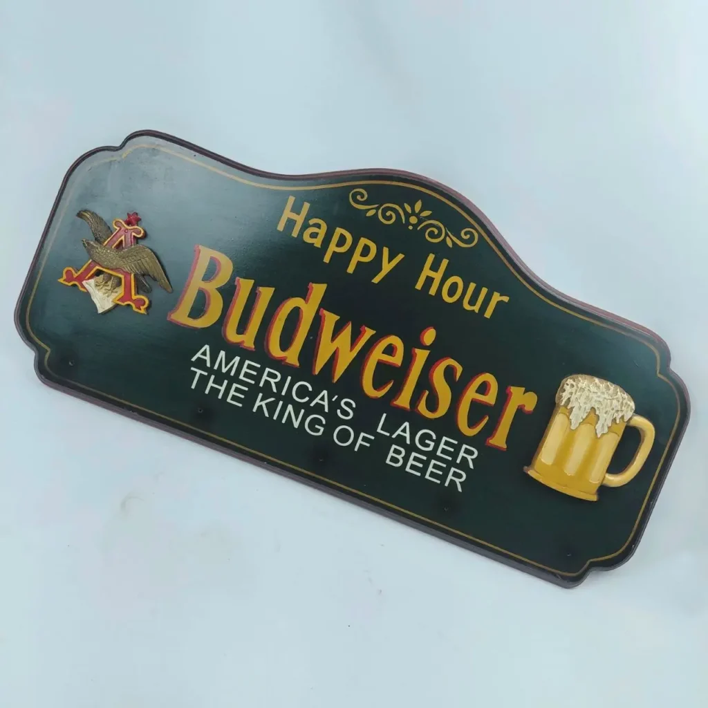 Letrero de Budweiser Happy Hour con el logo del águila y una jarra de cerveza, que dice "America's Lager The King of by Remates Narvaja