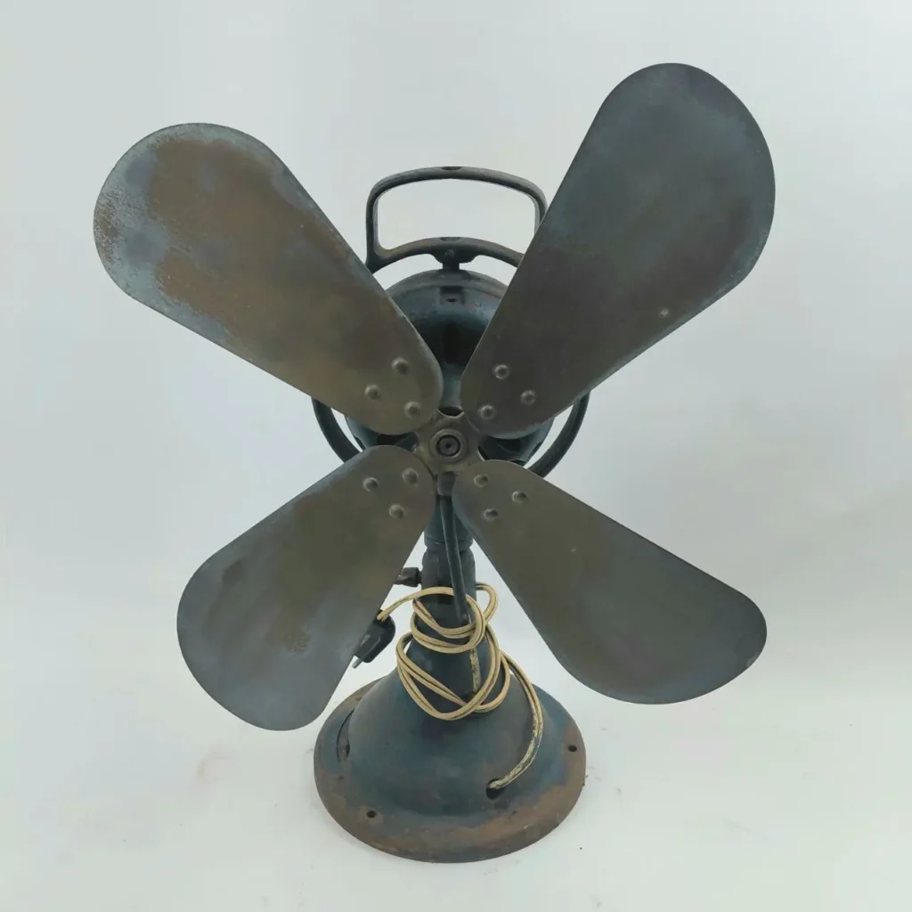 Ventilador de mesa antiguo de metal con cuatro aspas. by Remates Narvaja