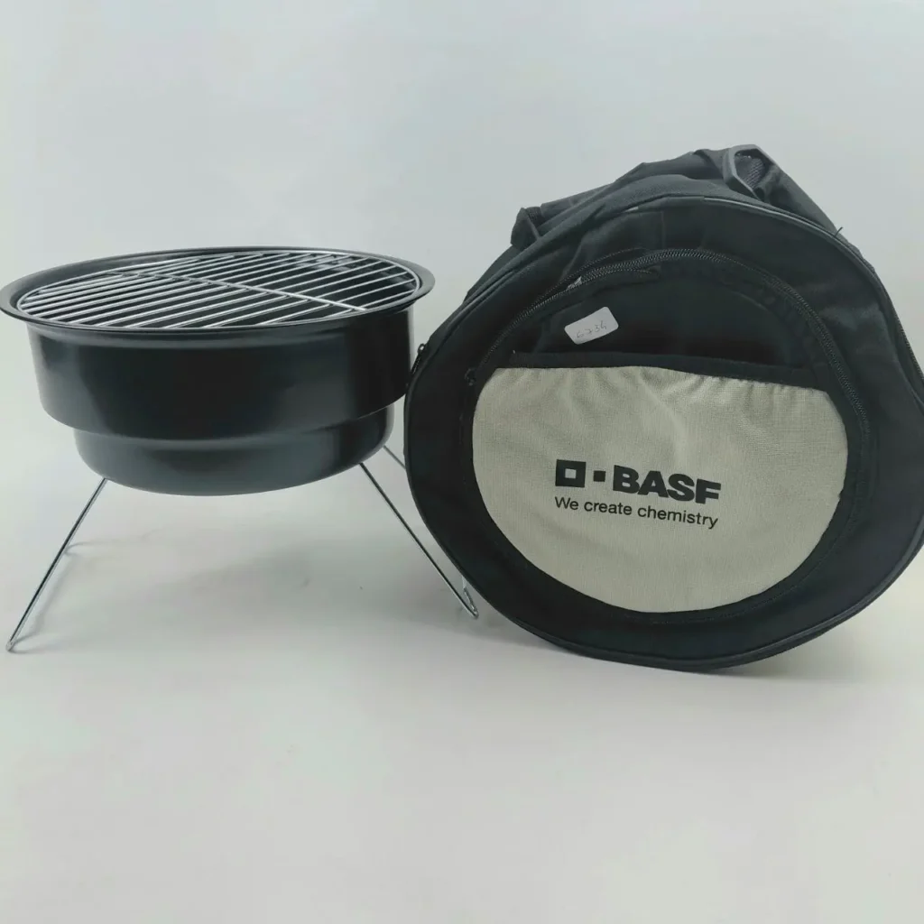Parrilla portátil negra con bolsa de transporte redonda negra y gris con logo BASF. by Remates Narvaja