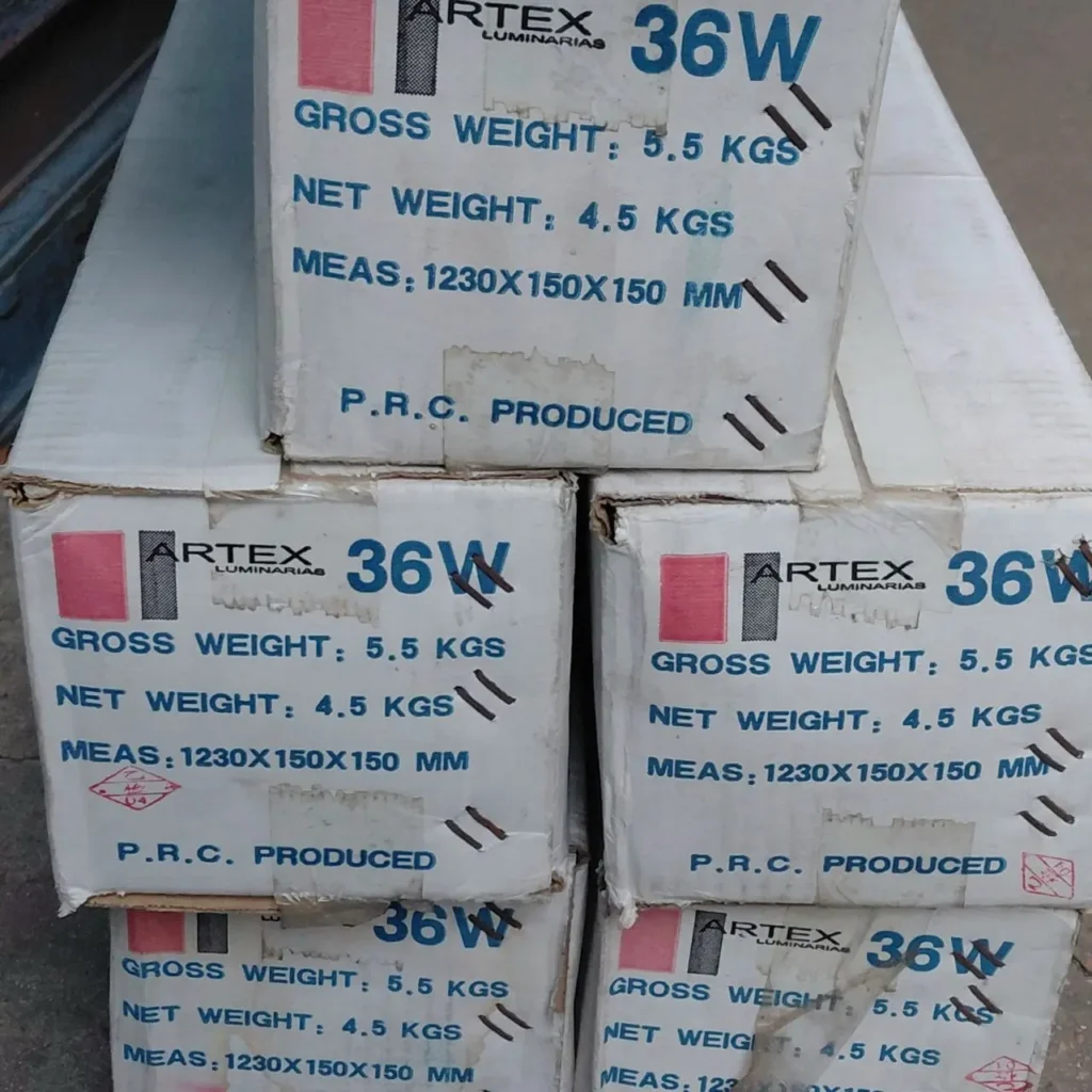 Cajas de cartón apiladas de luminarias Artex 36W. by Remates Narvaja