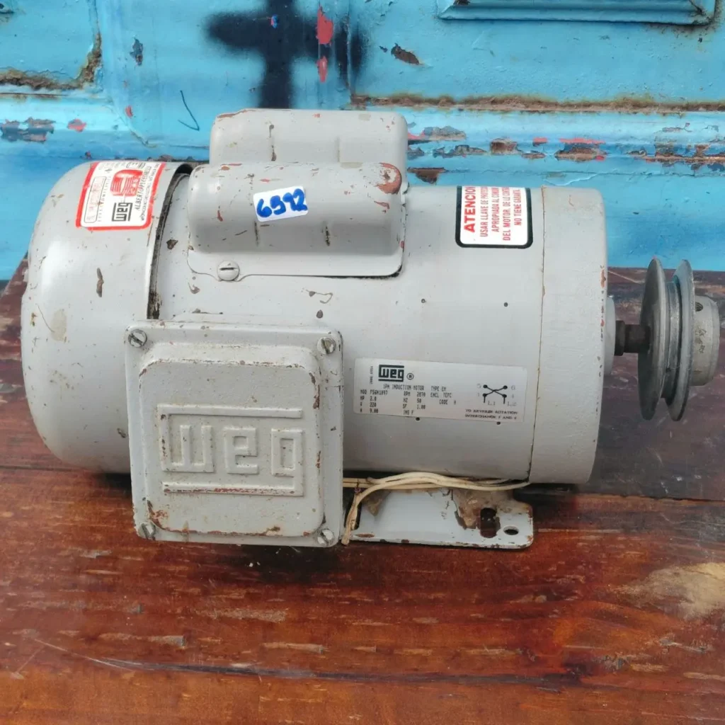 Motor eléctrico de inducción WEG usado con polea. by Remates Narvaja