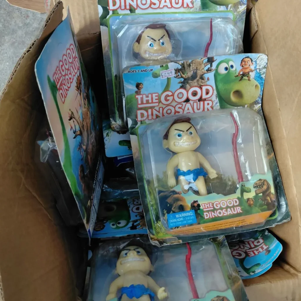 Caja llena de figuras de acción de "The Good Dinosaur" del personaje Spot. by Remates Narvaja