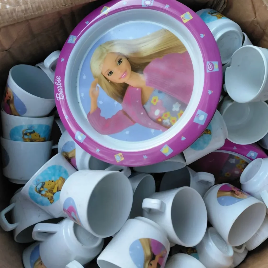 Plato de Barbie y tazas infantiles de Barbie y Winnie the Pooh en una caja. by Remates Narvaja