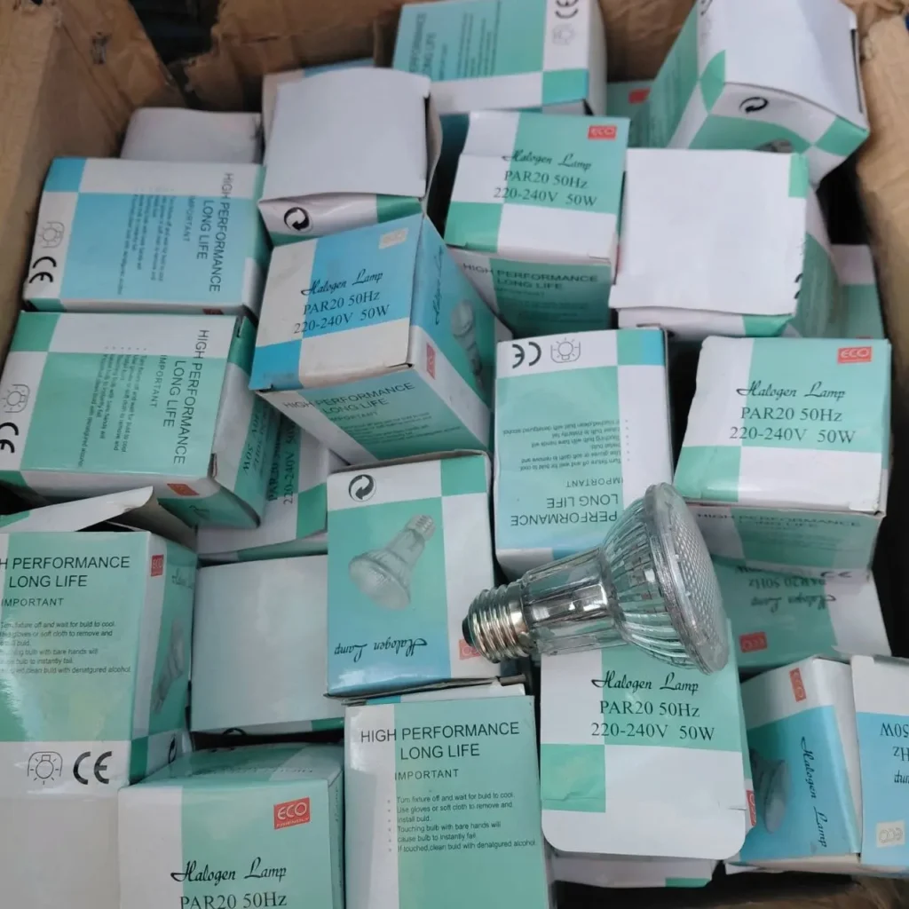 Caja llena de lámparas halógenas PAR20 de 50W en sus empaques, con una bombilla suelta encima by Remates Narvaja