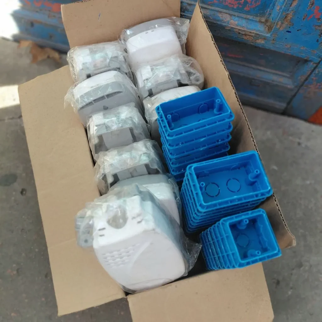 Cajas de registro eléctricas azules y carcasas blancas para sensores en una caja. by Remates Narvaja