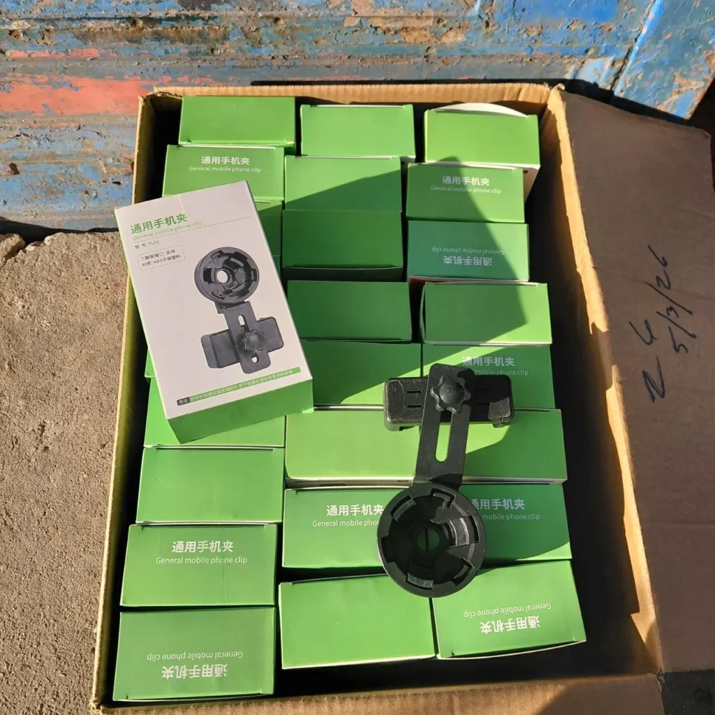 Caja de clips universales para teléfono móvil en empaques verdes. by Remates Narvaja