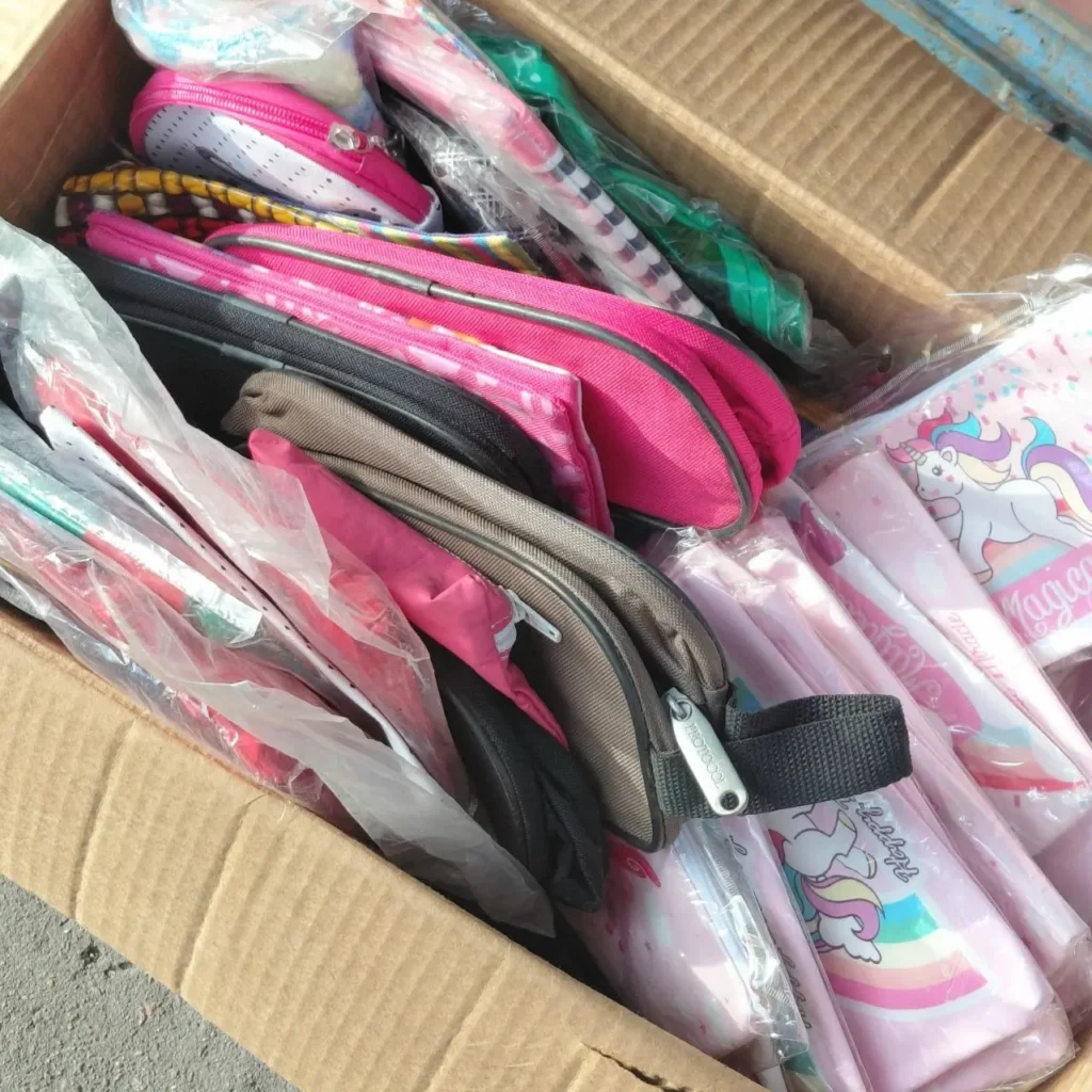Caja de cartón con estuches para lápices surtidos, incluyendo diseños de unicornios y arcoíris." by Remates Narvaja