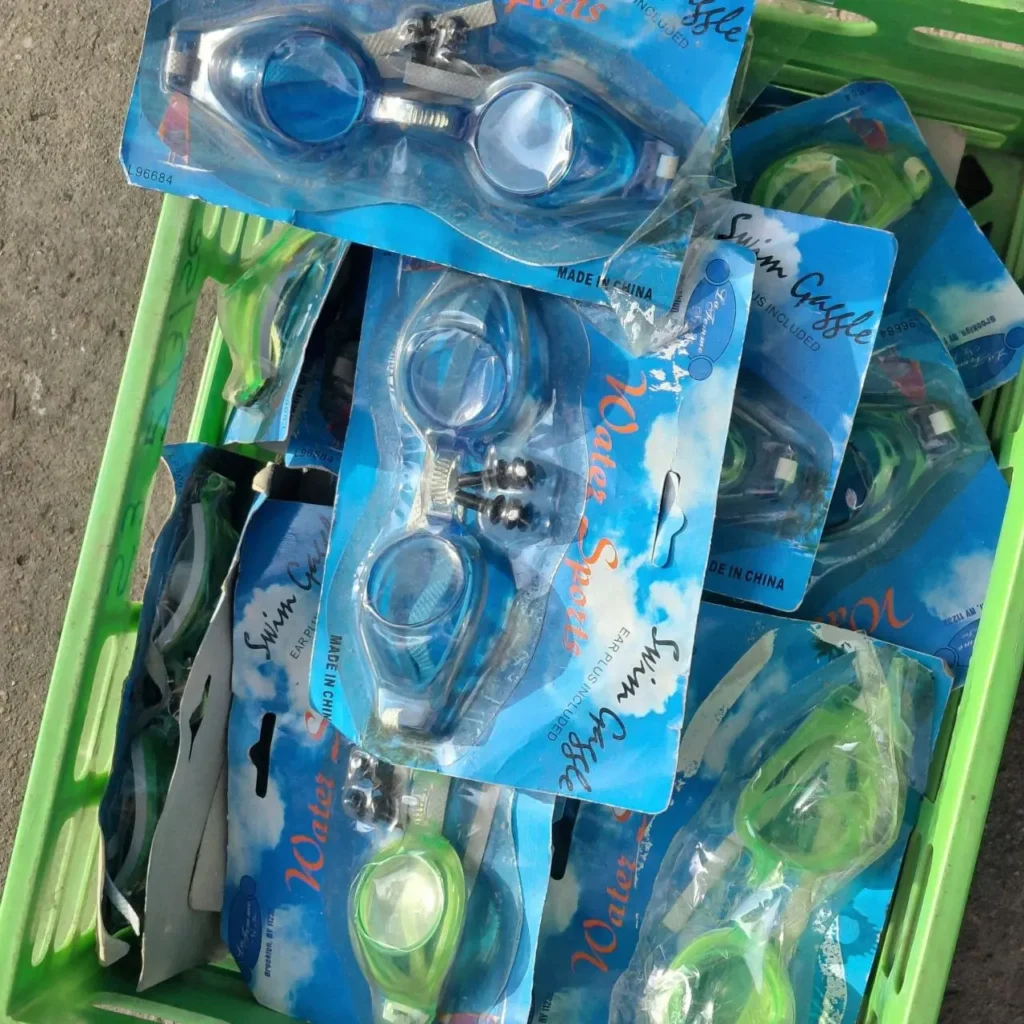 Gafas de natación azules y verdes empaquetadas en una cesta. by Remates Narvaja