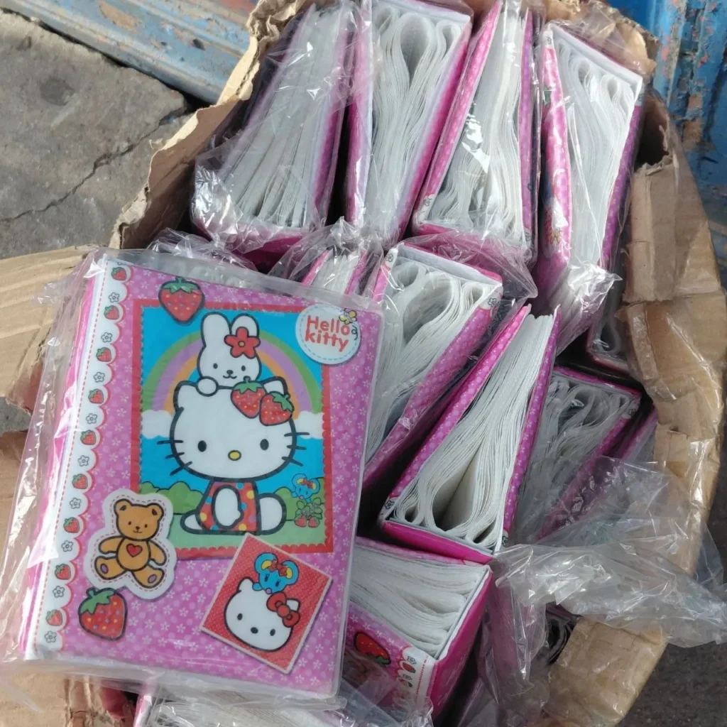 Caja de cuadernos Hello Kitty rosas con diseño de fresas y arcoíris. by Remates Narvaja