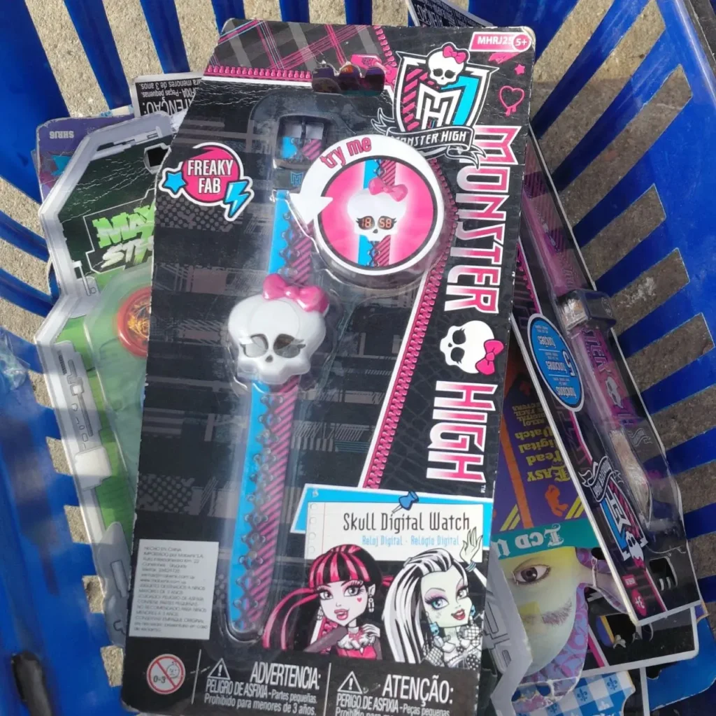 Reloj digital Monster High con calavera, empaquetado, con Draculaura y Frankie Stein." by Remates Narvaja