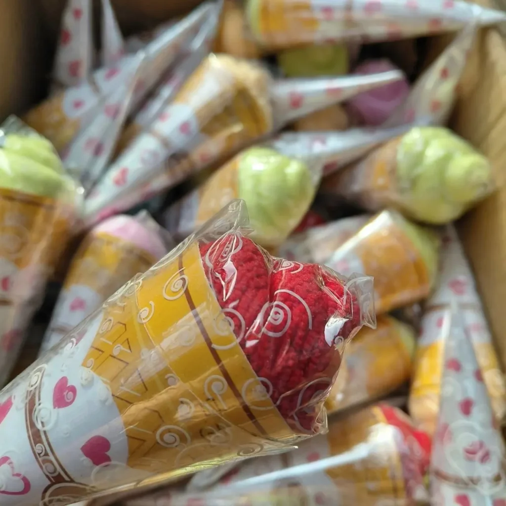 Toallas de mano enrolladas en forma de cono de helado, de varios colores. by Remates Narvaja