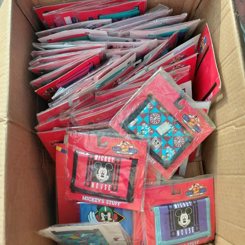 Caja con carteras nuevas de Mickey Mouse Disney al por mayor. by Remates Narvaja