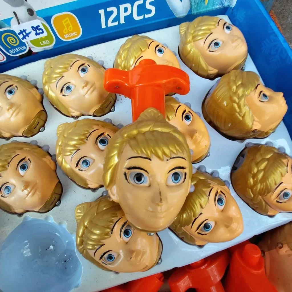 12 trompos de juguete con cabezas de Elsa. by Remates Narvaja