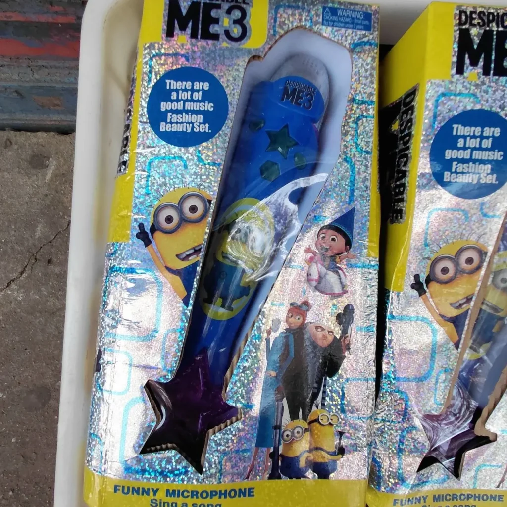 Micrófono de juguete de Minions de Mi Villano Favorito 3 en su empaque. by Remates Narvaja