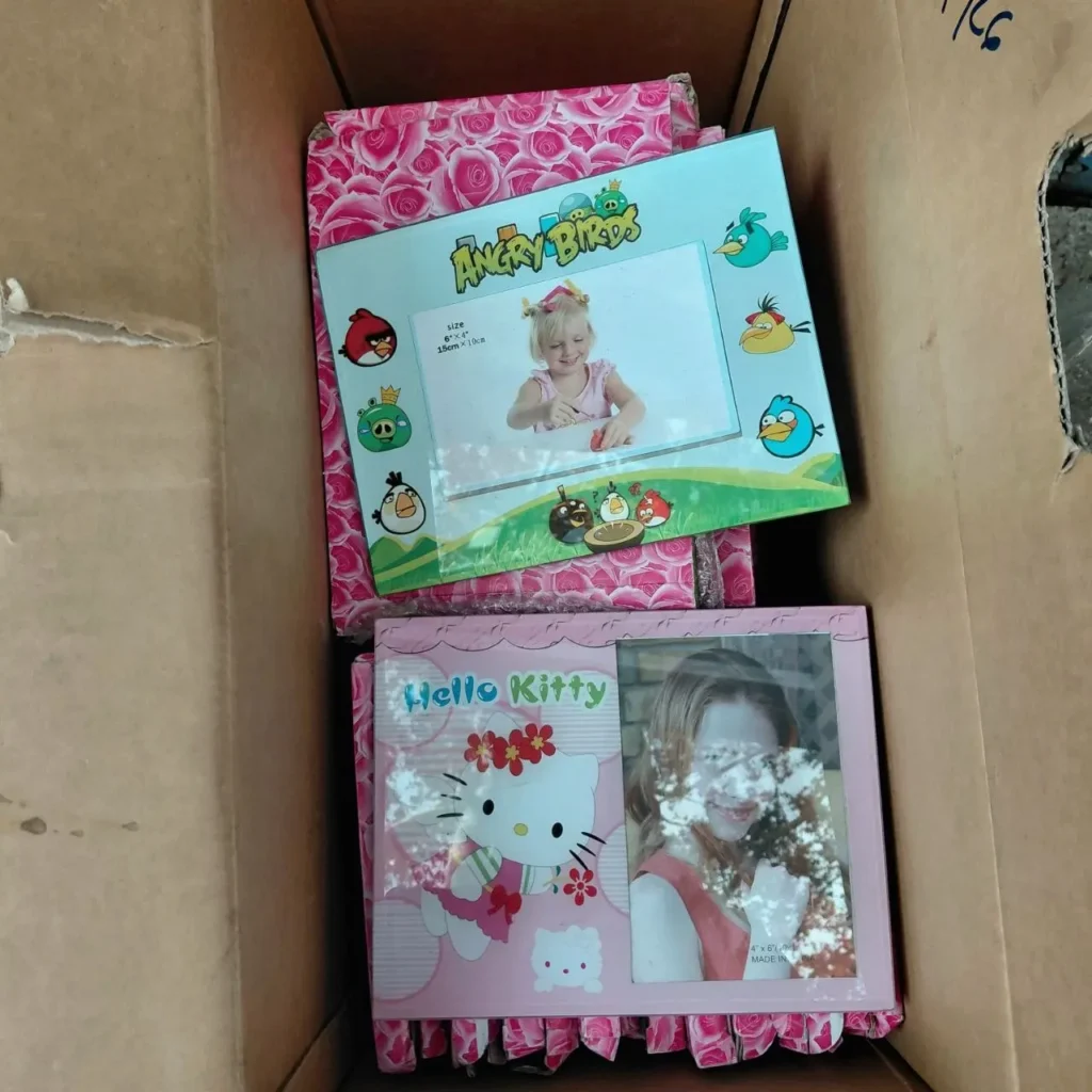 Marcos de fotos de Angry Birds y Hello Kitty en una caja de cartón. by Remates Narvaja
