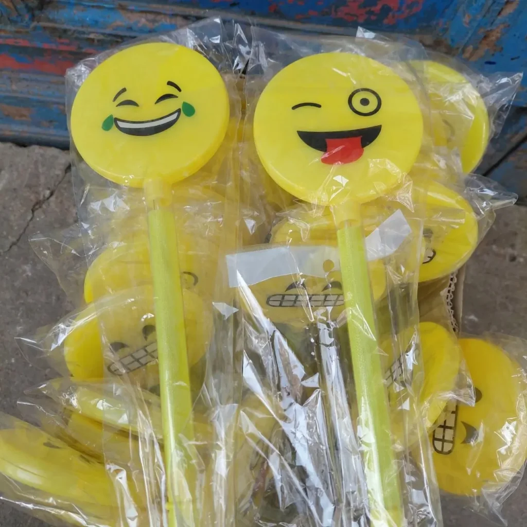 Lote de bolígrafos amarillos con caras de emoji (llorando de risa y guiñando con la lengua), envueltos individual by Remates Narvaja