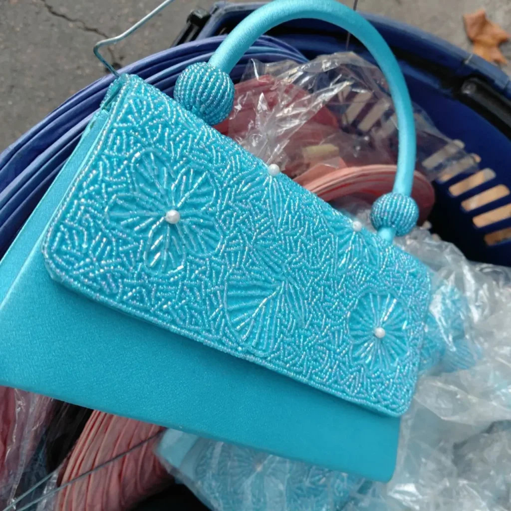 Bolso de mano turquesa con diseño de abalorios y perlas. by Remates Narvaja