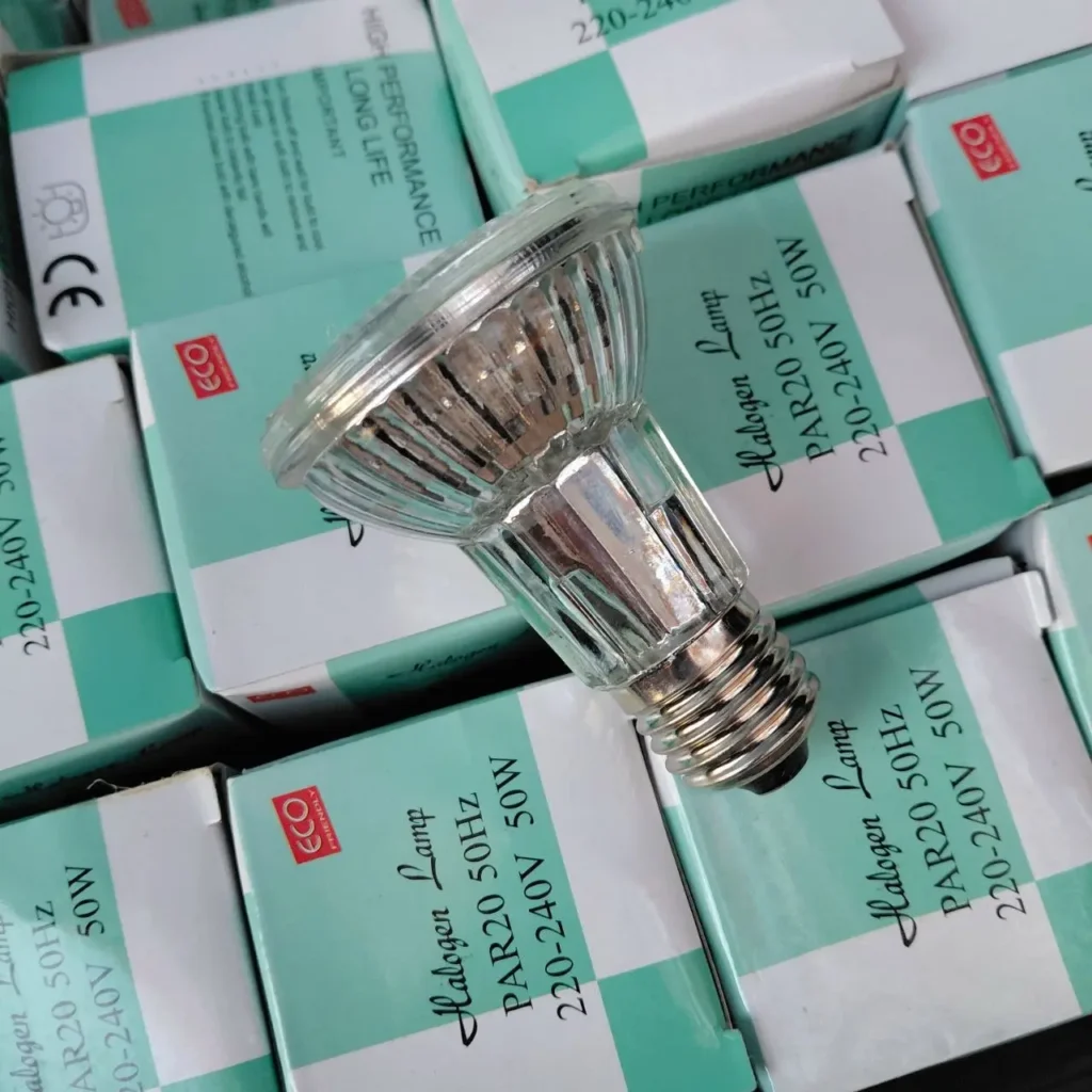 Lámpara halógena PAR20 de 50W y 220-240V sobre cajas de su embalaje by Remates Narvaja
