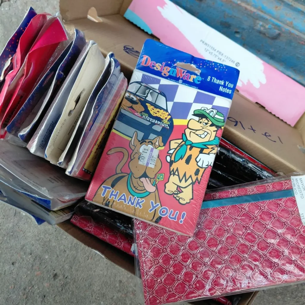 Caja con notas de agradecimiento de Scooby-Doo y Los Picapiedra, junto a otros artículos de papelería. by Remates Narvaja