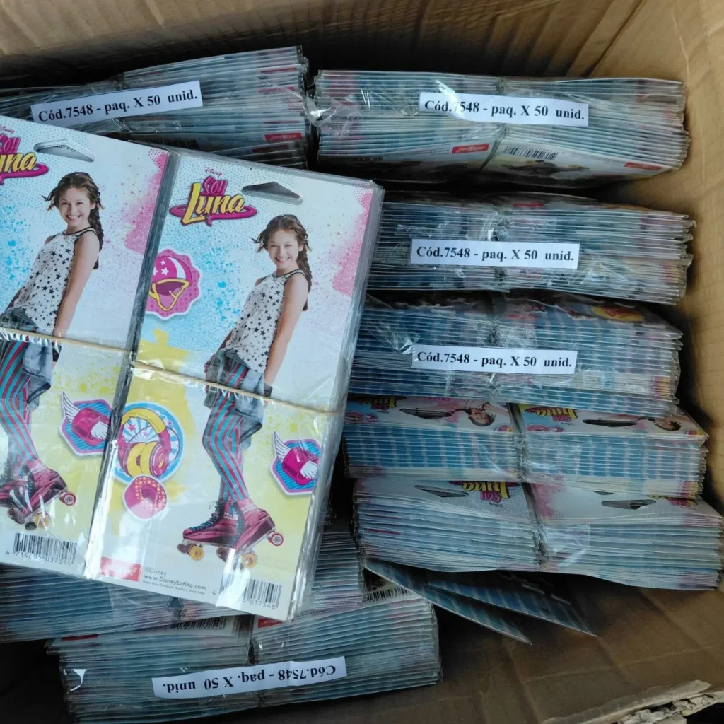 Paquetes de productos Soy Luna al por mayor en una caja, con la imagen de la chica patinando. by Remates Narvaja