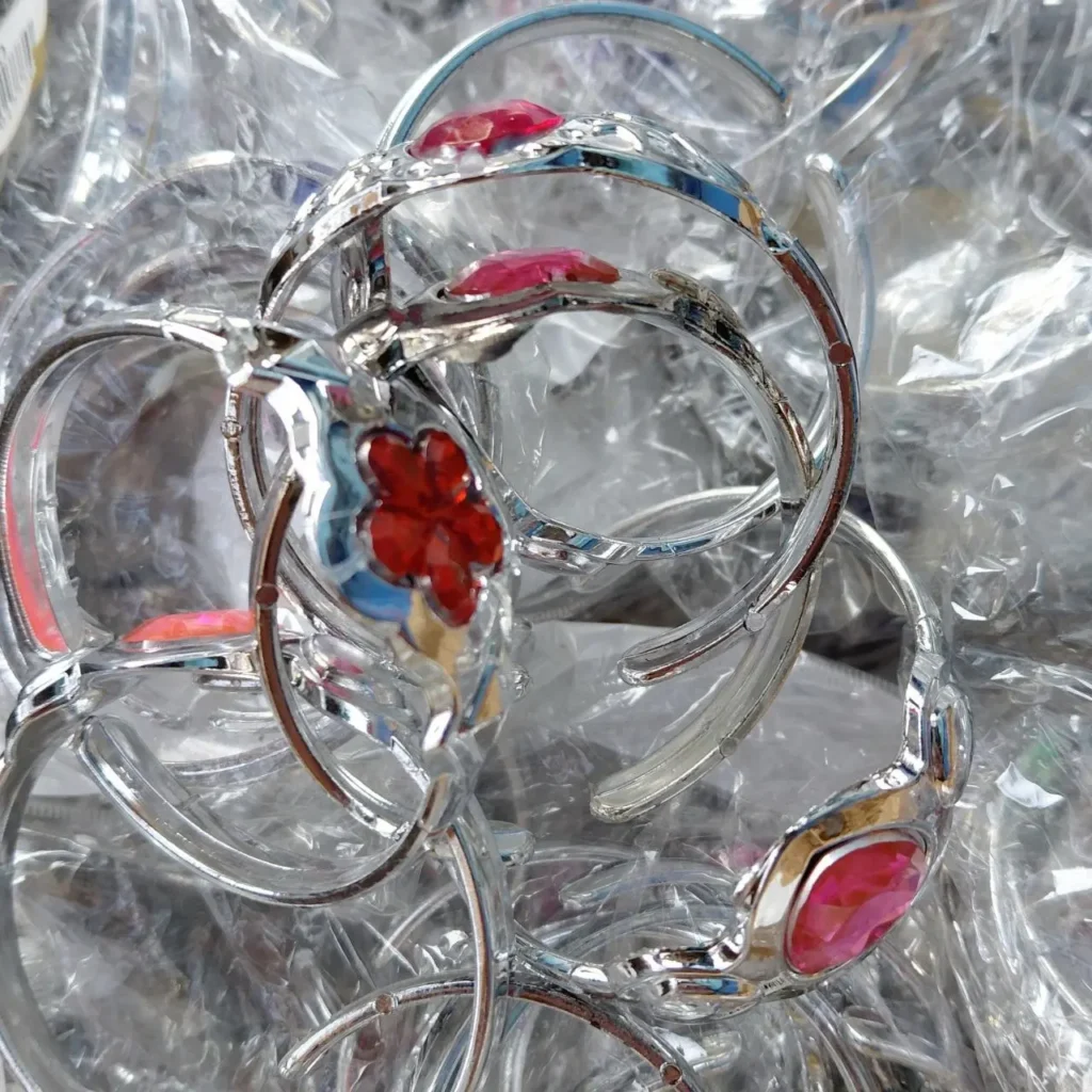 Pulseras plateadas con piedras rojas y diseño de flor. by Remates Narvaja