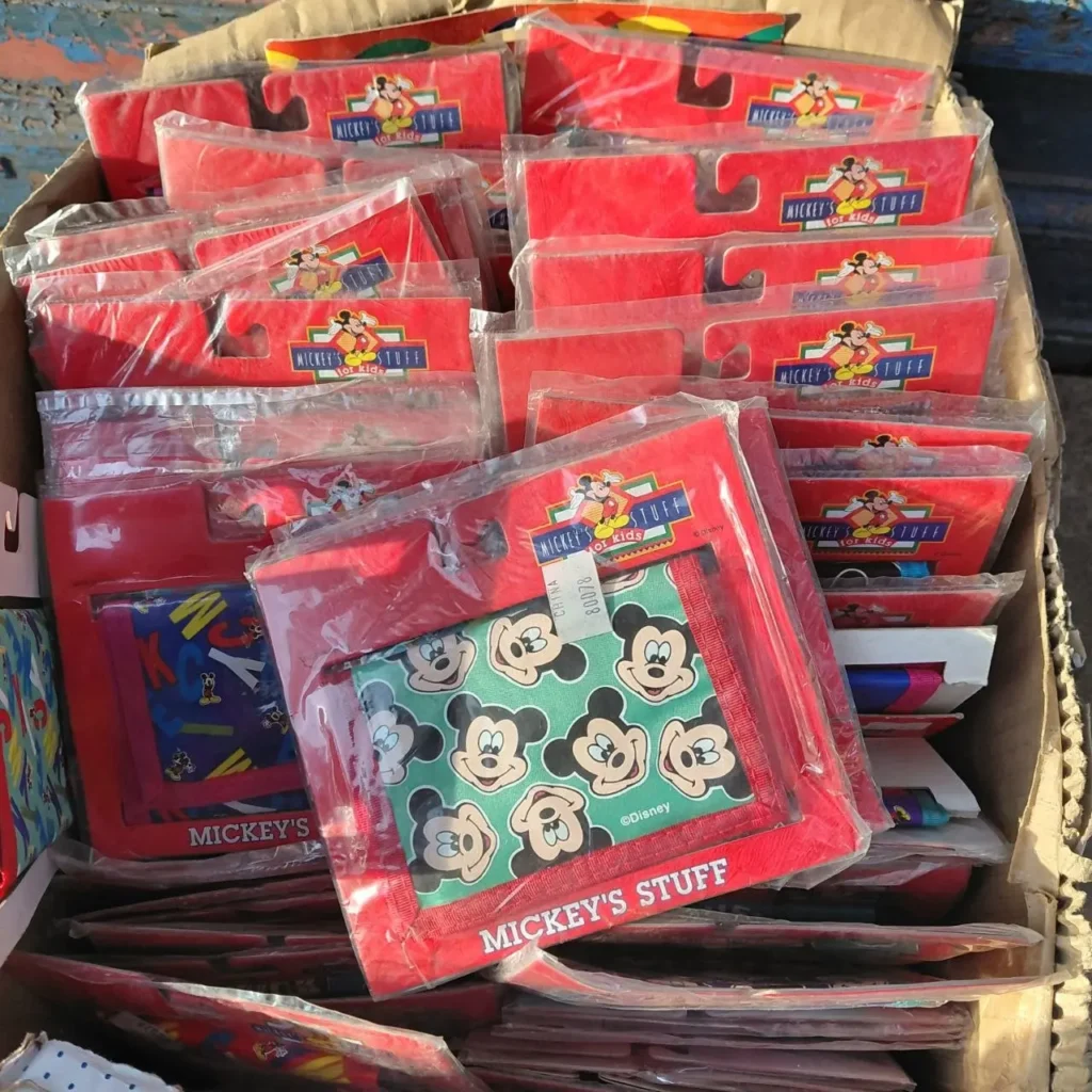 Caja de carteras y accesorios de Mickey Mouse para niños en empaques rojos. by Remates Narvaja