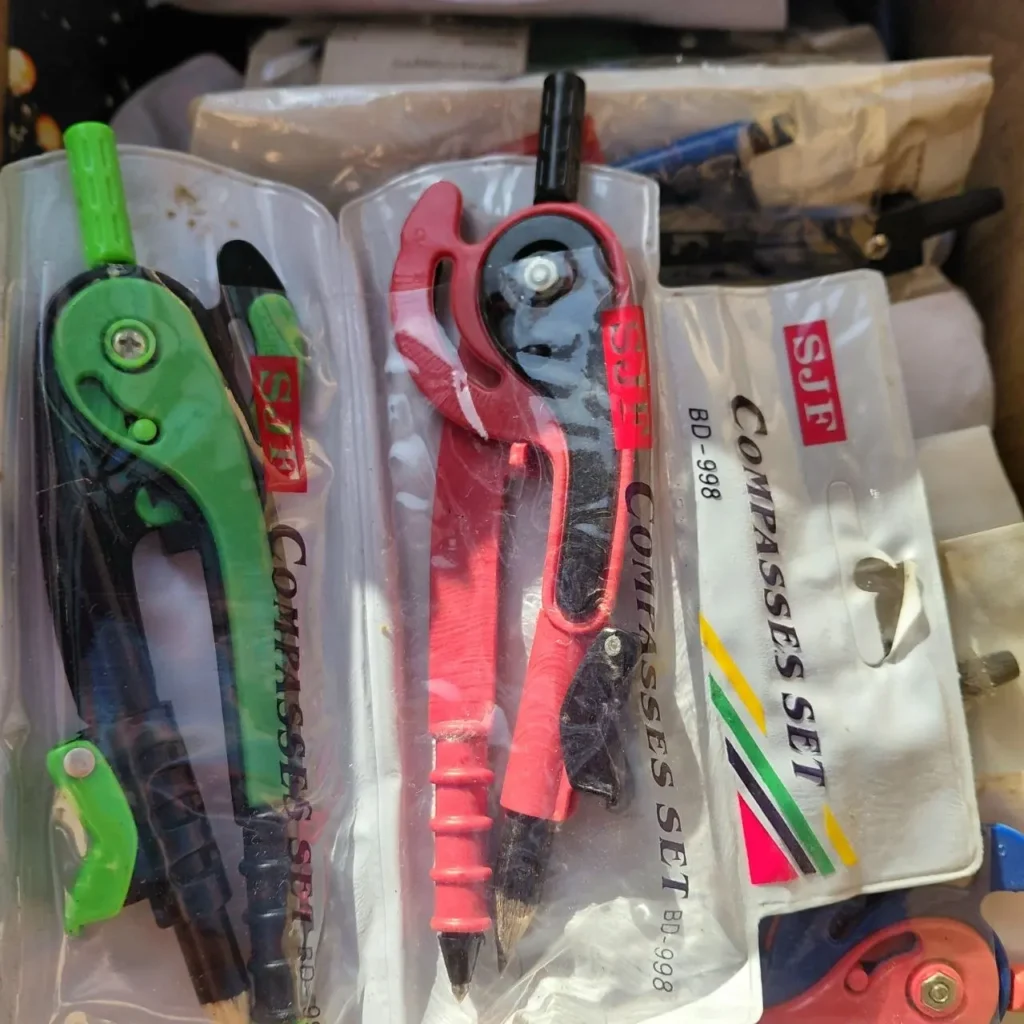 Juegos de compases verde y rojo en sus empaques, marca SJF. by Remates Narvaja