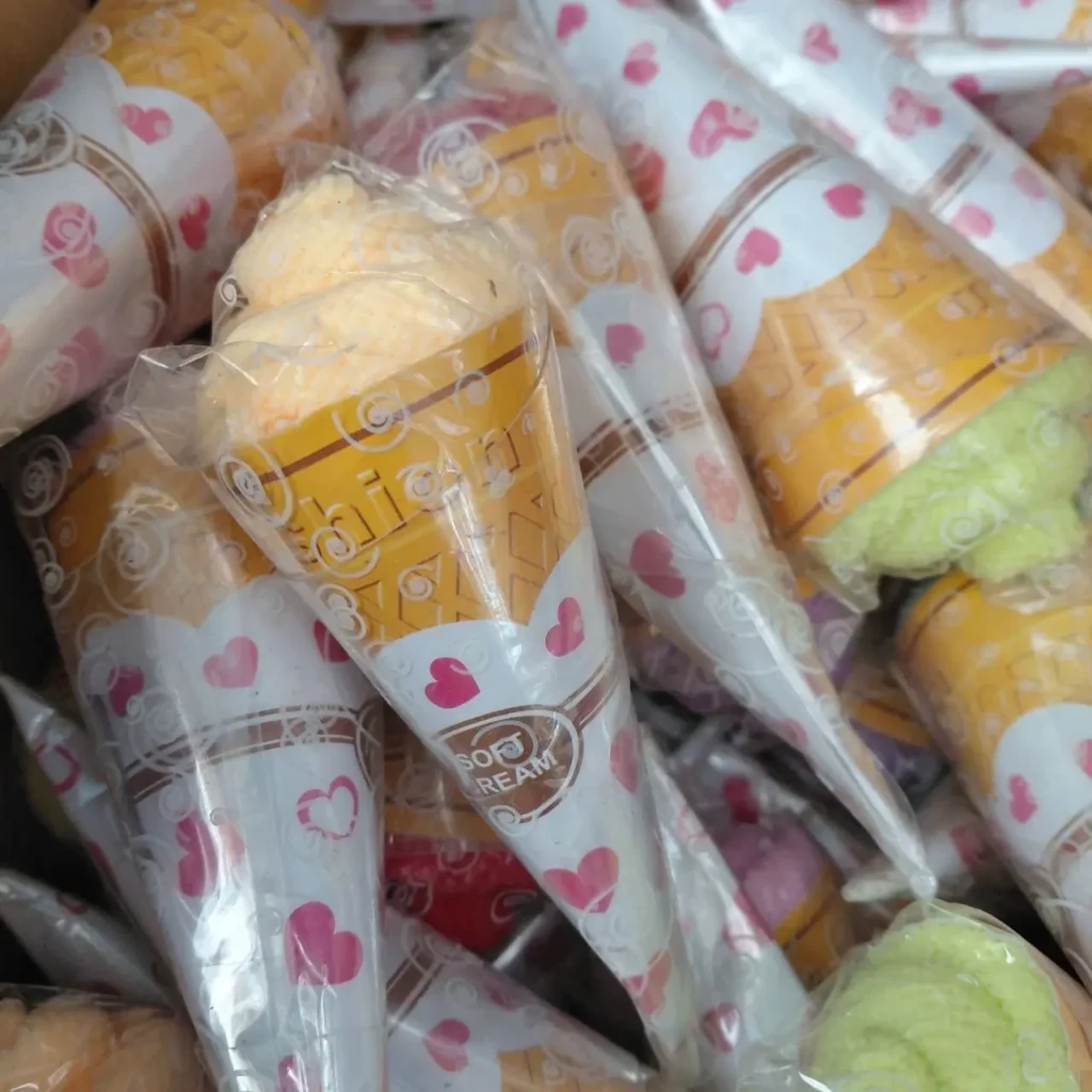 Conos de "soft cream" de juguete o dulces envueltos con corazones. by Remates Narvaja