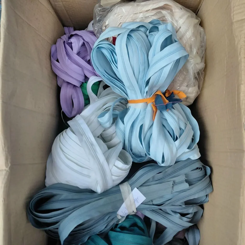 Cremalleras de colores surtidos en una caja de cartón. by Remates Narvaja