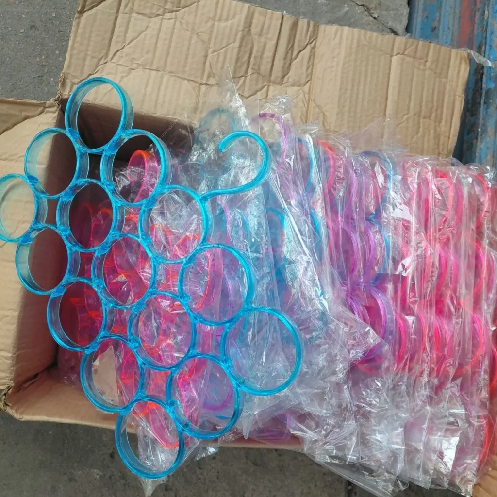 Organizadores de pañuelos de plástico de múltiples anillos, azules y rosas, en caja. by Remates Narvaja