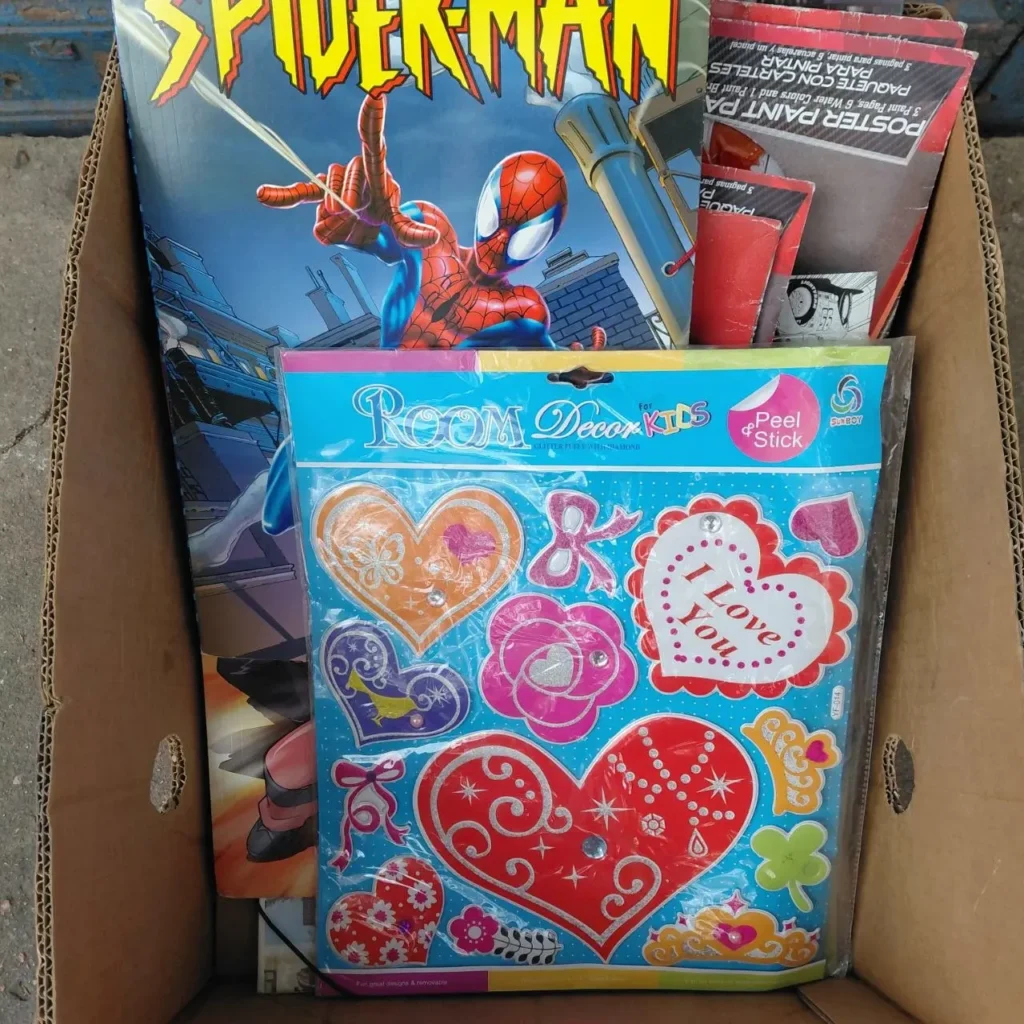 Caja con póster de Spiderman, pegatinas de corazones para niños y pintura de póster. by Remates Narvaja