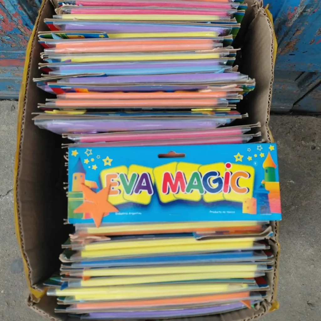 Caja de cartón con láminas de goma EVA Magic de colores. by Remates Narvaja