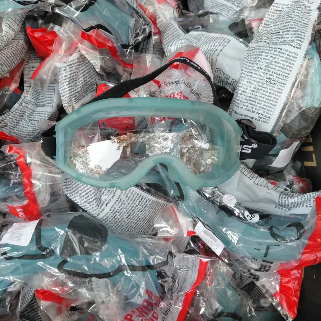 Gafas de seguridad celestes empaquetadas en un montón. by Remates Narvaja