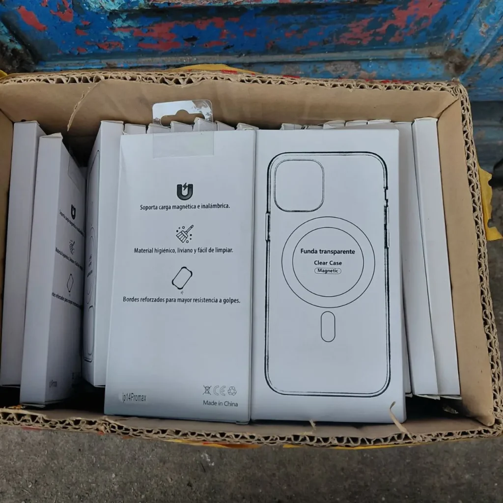 Caja con fundas transparentes magnéticas para iPhone 14 Pro Max. by Remates Narvaja