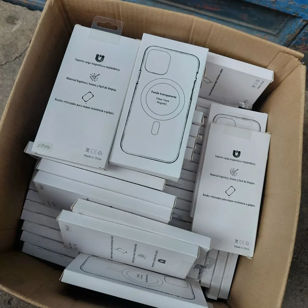 Caja de cartón llena de cajas de fundas transparentes magnéticas para iPhone 13 Pro Max. by Remates Narvaja