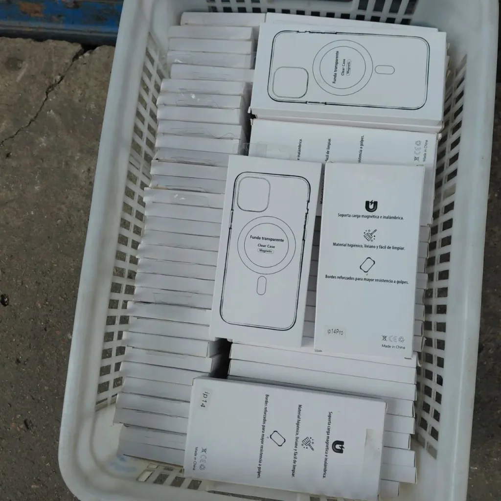 Cesta llena de cajas de fundas transparentes magnéticas para iPhone 14 y 14 Pro. by Remates Narvaja