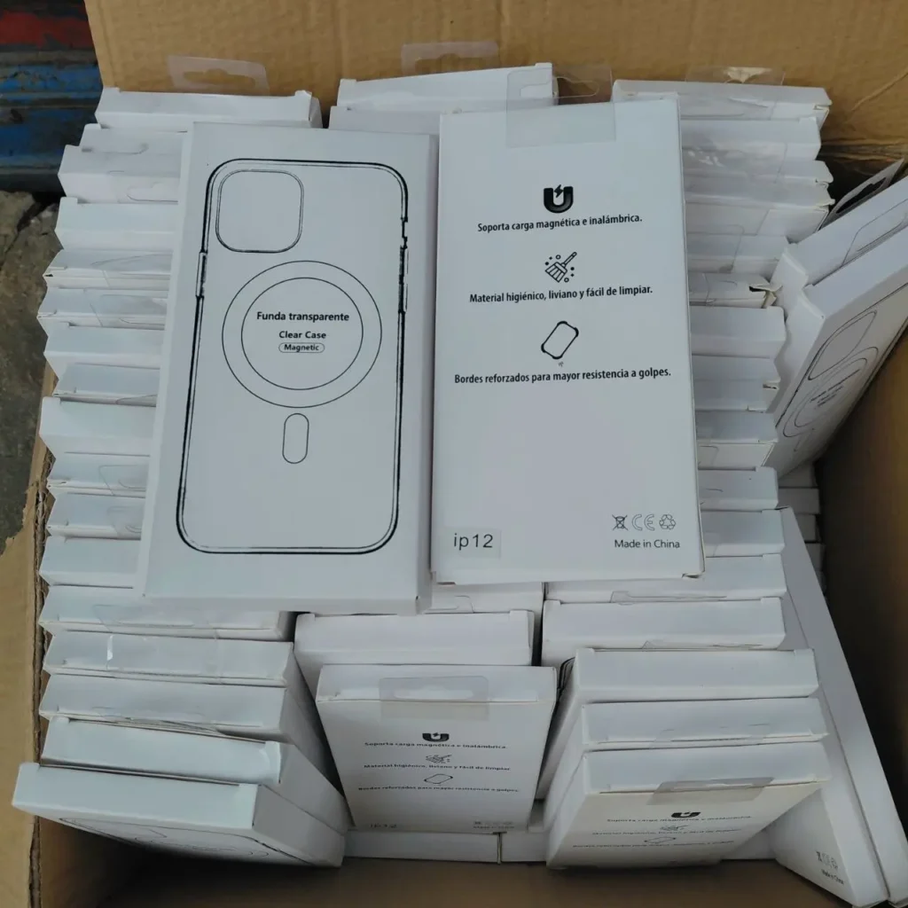 Caja llena de fundas transparentes magnéticas para iPhone 12. by Remates Narvaja